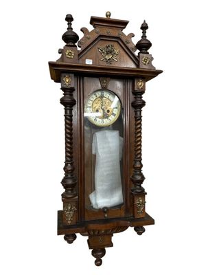une grande horloge en bois accrochée au mur