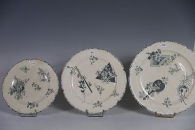 trois assiettes ornées de motifs bleus et blancs, disposées les unes à côté des autres