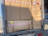un camion dont l'arrière est rempli de cartons