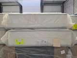 plusieurs cartons de matelas empilés les uns sur les autres dans un entrepôt