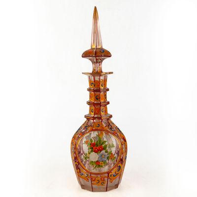 une image représentant une bouteille en verre décorative ornée de fleurs