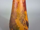 un vase orné d'un motif posé sur une table
