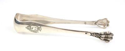 paire de cuillères en argent sur fond blanc avec logo