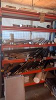 Dans un garage en face : deux minis-racks porteurs bleus et … (photo 2)