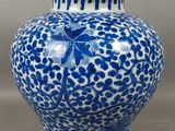 une paire de vases bleus et blancs avec leurs couvercles, posés sur une table
