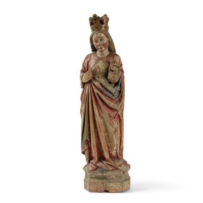 une statue de femme tenant un bébé dans ses bras