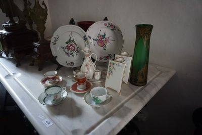 une table sur laquelle sont disposées de nombreuses pièces de vaisselle