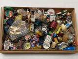 une boîte remplie d'objets assortis sur une table