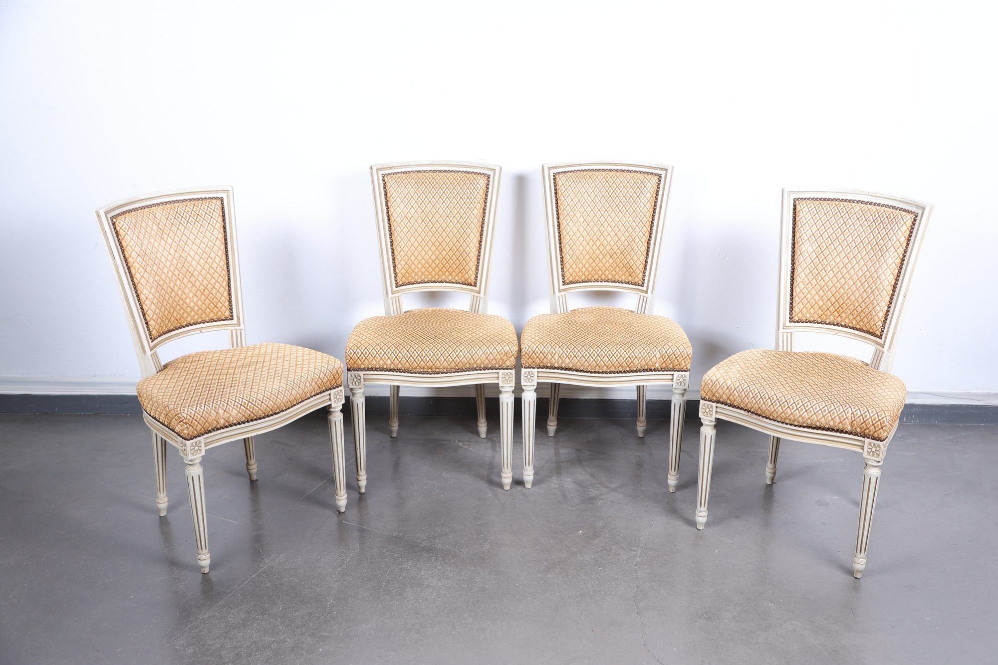Suite de quatre chaises à dossier cabriolet en bois laqué mo…