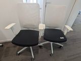 deux chaises de bureau placées l'une à côté de l'autre