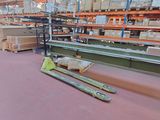 un grand entrepôt rempli de boîtes et de palettes