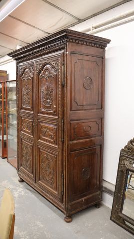 Importante armoire en chêne sculpté de bouquet de fleur et cornes...