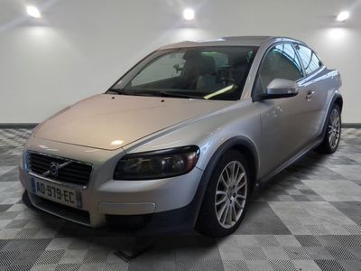 une photo d'une Volvo argentée garée dans un garage