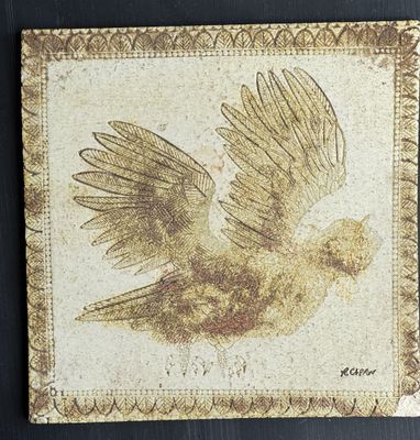 peinture représentant un oiseau doré sur fond noir, avec une bordure dorée