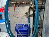 un tuyau bleu raccordé à un distributeur d'eau dans une cuisine