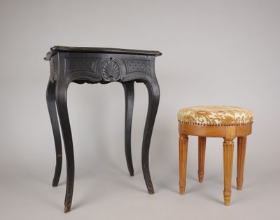 une image représentant une petite table avec un tabouret à côté