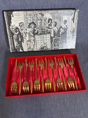 des couverts dans une boîte rouge ornée d'une photo en noir et blanc représentant des personnes