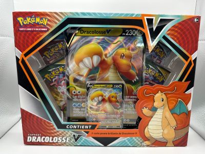 La boîte contient toute une série de cartes Pokémon, dont un dragon et un dragon.
