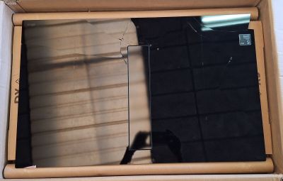 un miroir dans une boîte dans lequel se reflète une personne