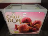 une photo d'un chariot contenant des glaces