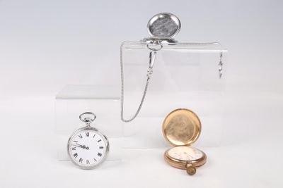 une boîte en verre contenant une horloge et une montre