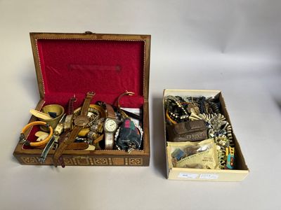deux boîtes contenant divers objets, posées sur une table