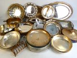 de nombreuses assiettes et casseroles en argent posées sur une table