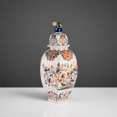 une image représentant un vase muni d'un couvercle posé sur une table
