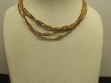 collier à chaîne en or présenté sur un mannequin, sur fond blanc