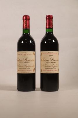 deux bouteilles de vin rouge posées l'une à côté de l'autre sur une table