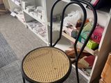 une chaise qui se trouve au milieu d'une pièce