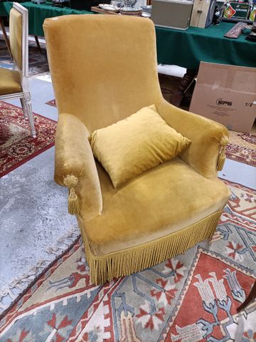 Fauteuil Napoléon III garnie de velours jaune