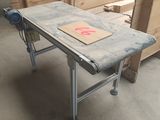 une table sur laquelle est posé un panneau, dans une pièce