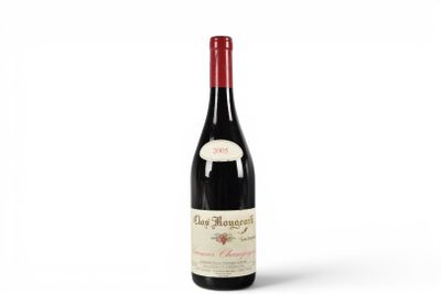 une bouteille de vin rouge posée sur une table blanche
