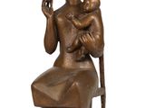 statue en bronze représentant une femme tenant un bébé et un téléphone portable