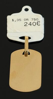une plaque d'identité plaquée or sur fond noir, à laquelle est attachée une étiquette de prix