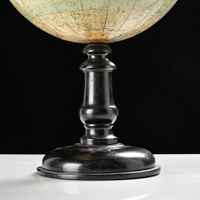 Globe terrestre sur pied en bois tourné noirci (photo 2)