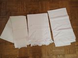 trois serviettes blanches et deux serviettes blanches sur un parquet