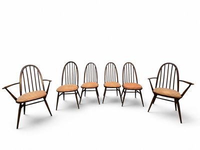 un ensemble de quatre chaises avec accoudoirs et un coussin