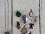beaucoup de colliers qui traînent par terre