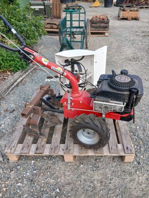 une petite machine posée sur une palette