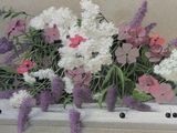 un tableau représentant un bouquet de fleurs posé sur une table