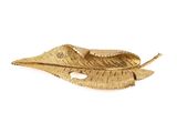 broche en feuille d'or avec un diamant au centre