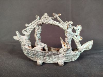 une statue représentant un bateau avec un homme et une femme à bord
