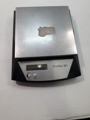 une petite balance électronique arborant le logo de la pomme