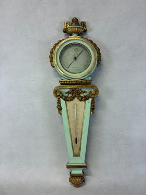 une horloge accrochée au mur sur le mur