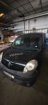une camionnette garée dans un parking couvert