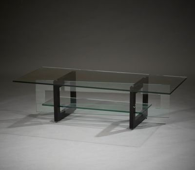 table basse rectangulaire en verre avec des pieds en métal et une étagère en verre