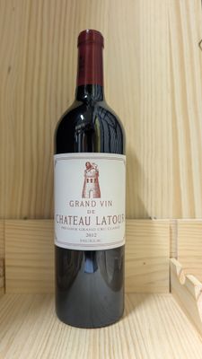 une bouteille de vin rouge posée sur une étagère en bois
