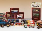 beaucoup de petites voitures et de boîtes sur la table